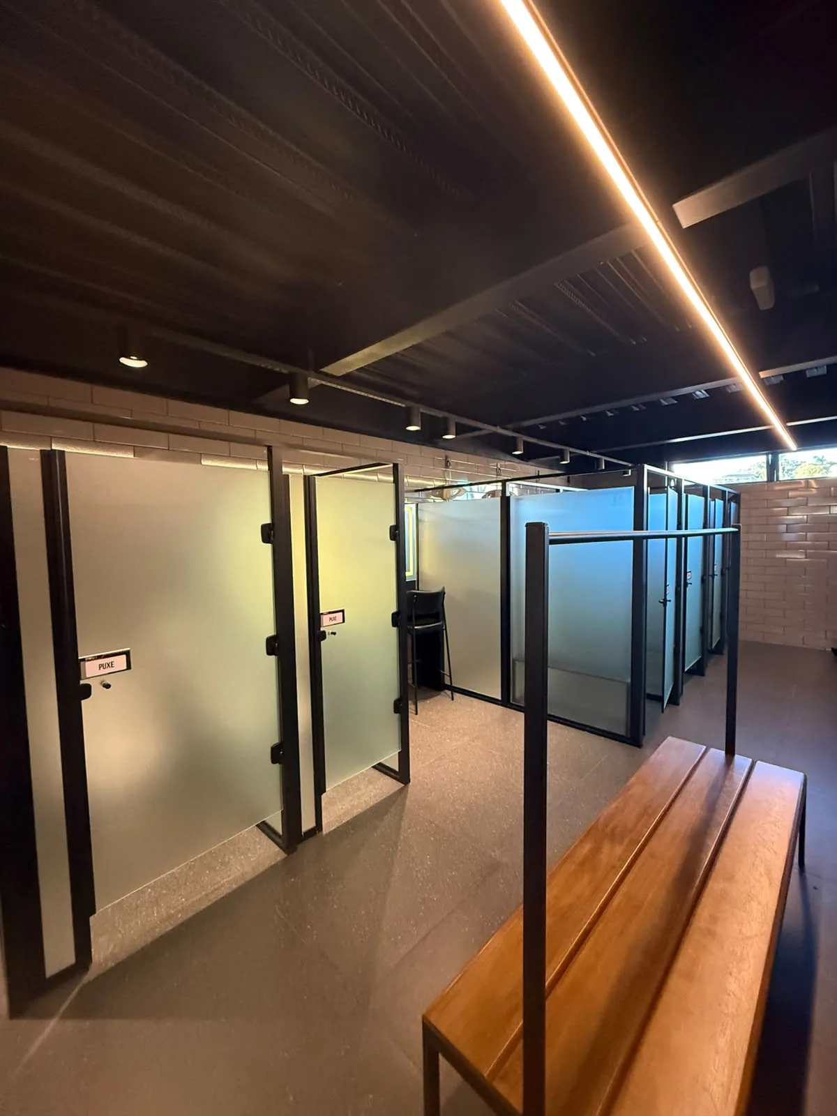 gymflix-vestiario-cabines